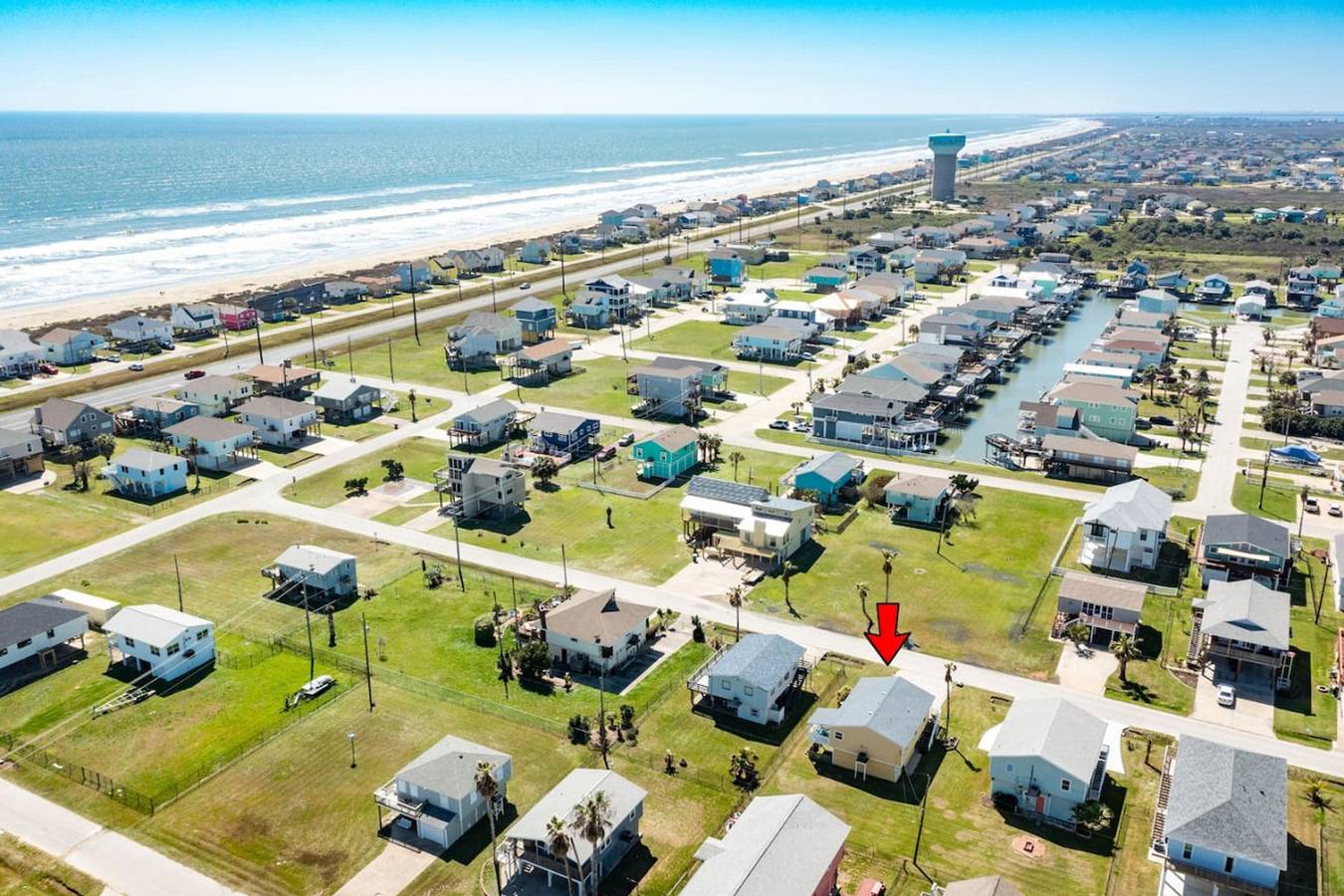 Sunny Daze Walk to Beach, 2 Decks, Pet Friendly! in Galveston Island, Galveston