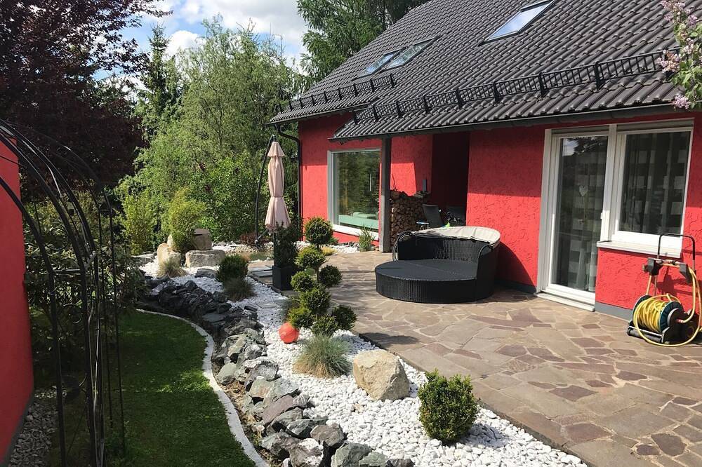 Ganze Wohnung, Moderne Ferienwohnung in Schauenstein mit Loggia und Balkon **** in Schauenstein, Landkreis Hof