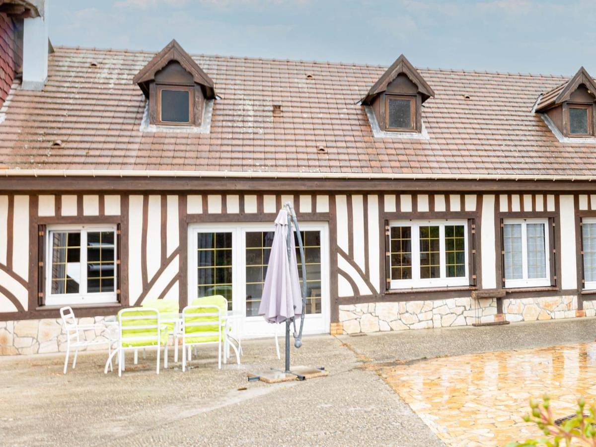 Large Double Room in Barneville-sur-Seine, Région de Bernay