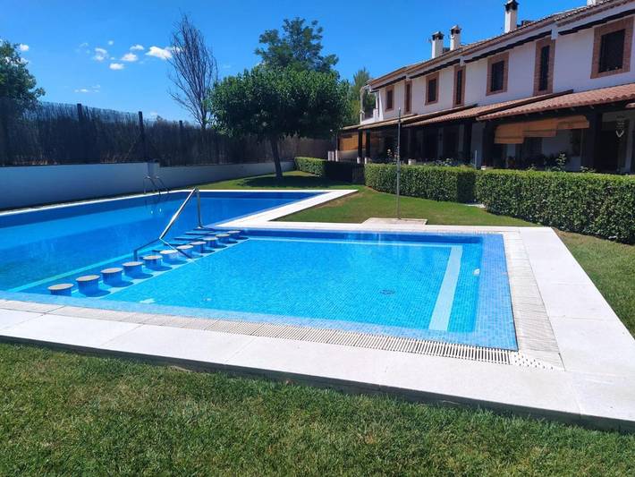 Apartamento para 6 personas, con Terraza y Jardín además de Piscina y Vistas en Luque