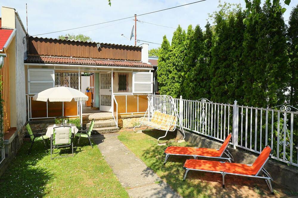 Schönes  Ferienhaus für 4 Leute mit  W-Lan, Klimaanlage, Tv, Terrasse und Haustiere erlaubt in Balatonakali, Balatonfüredi járás