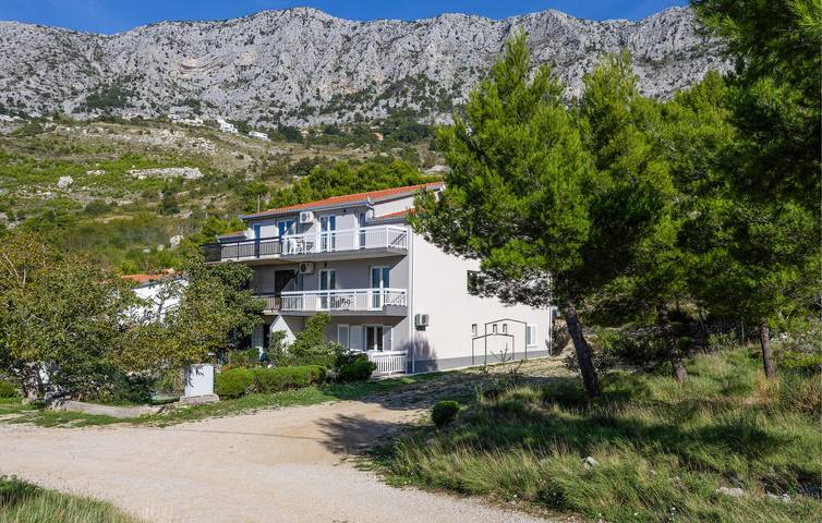 Ganze Ferienwohnung, Terrassen-Apartment am Strand mit WiFi und Parkplatz. in Lokva Rogoznica, Omis-Riviera