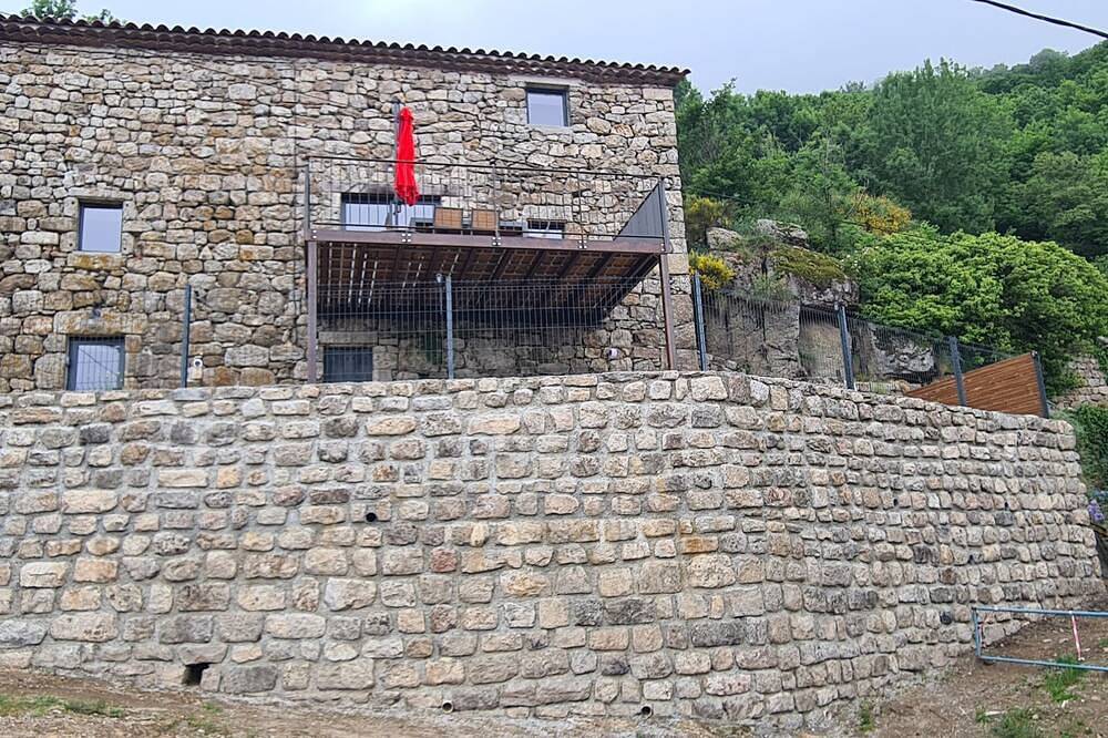 Maison de campagne rénovée  juste à côté de sentiers de randonnées. in Labastide-sur-Bésorgues, Parc naturel régional des Monts d'Ardèche