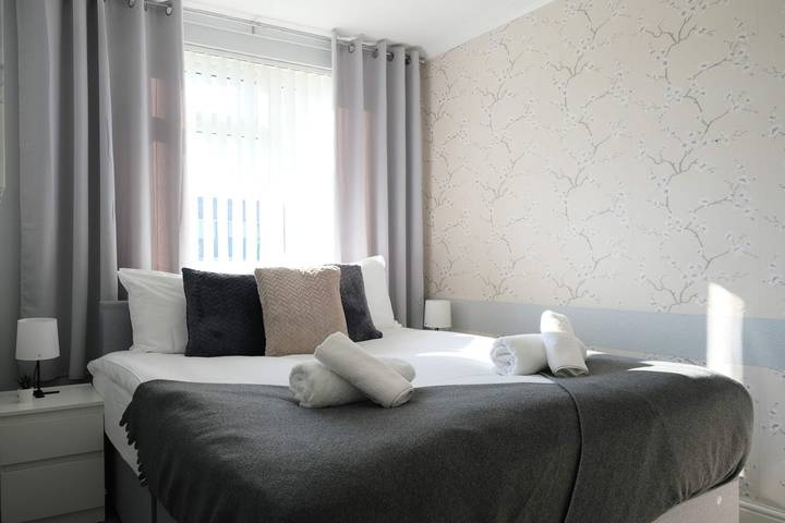 Modern 3Br Family Home w/ Garden | Luton in Luton, Chiltern Hills