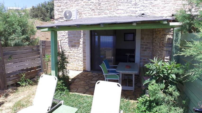 Location de vacances pour 5 personnes, avec terrasse ainsi que jardin et vue dans Triopetra - 2