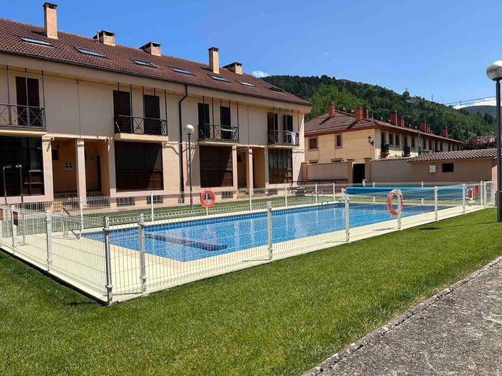 Apartamento para 10 personas, con Jardín además de Piscina y Vistas en Valdezcaray