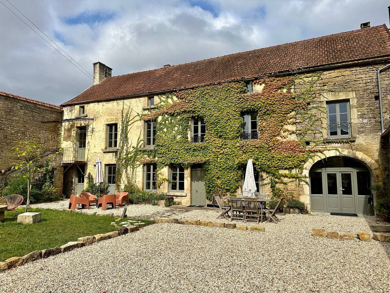 Burgunder Rückzug: geräumiges renoviertes Haus, Jacuzzi, Garten, Parkplatz in Gigny, Region Avallon