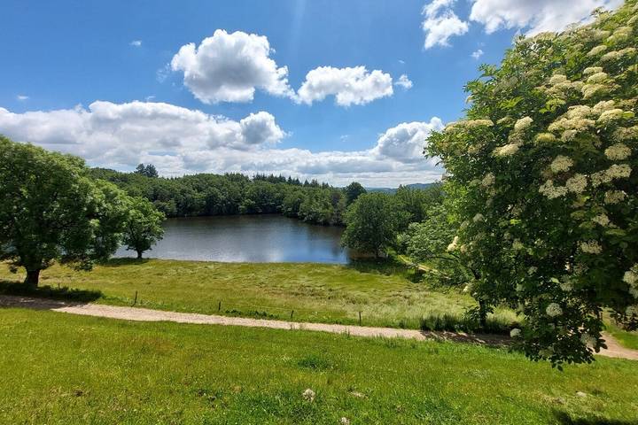 Gîte vue lac dans le cantal pour 8 personnes in Champs-sur-Tarentaine-Marchal, Parc naturel régional des Volcans d'Auvergne