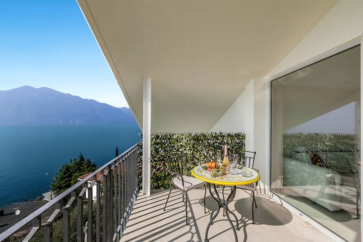 Ferienhaus für 2 Personen, mit Balkon und Pool sowie Seeblick, kinderfreundlich am Gardasee