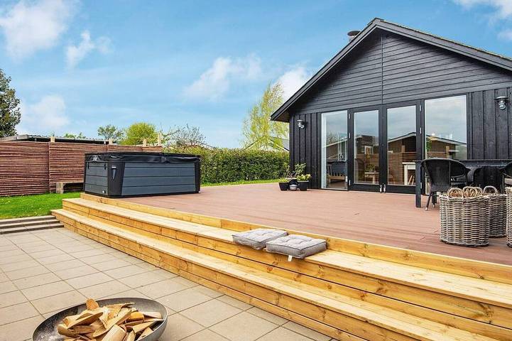 Ferienhaus für 4 Personen, mit Whirlpool und Terrasse sowie Garten und Sauna in Flovt Strand