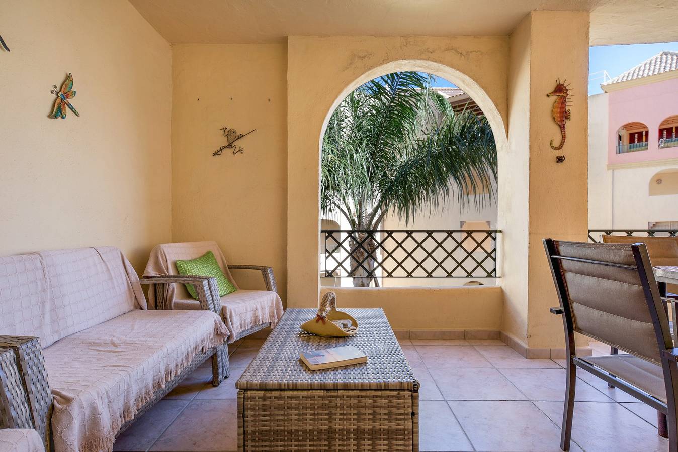Ganze Wohnung, Ferienwohnung "Jardines de Zahara" mit Pool, Balkon, Berg- und Meerblick in Atlanterra, Tarifa
