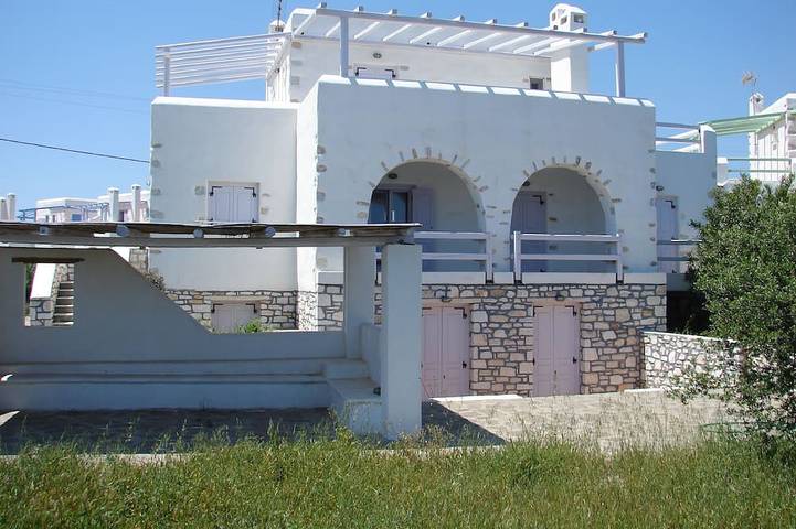 Vacation rental for 12 people, with yard and balcony as well as pool in Paros