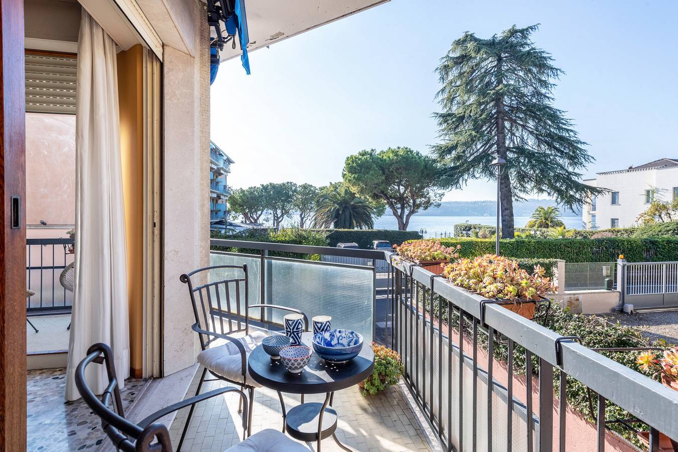 Ganze Wohnung, Ferienwohnung 'Spiaggia D'oro Lake View' mit Seeblick, Wi-Fi und Klimaanlage in Salò, Gardasee-Berge