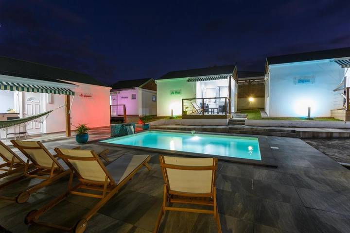 Casa de huéspuedes para 2 personas, con jardín y jacuzzi además de piscina y sauna en Guadalupe