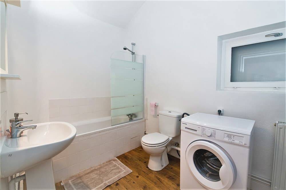 Apartamento entero, Apartamento-Apartamento-Baño con bañera-Vista al patio in Issoire, Macizo Central