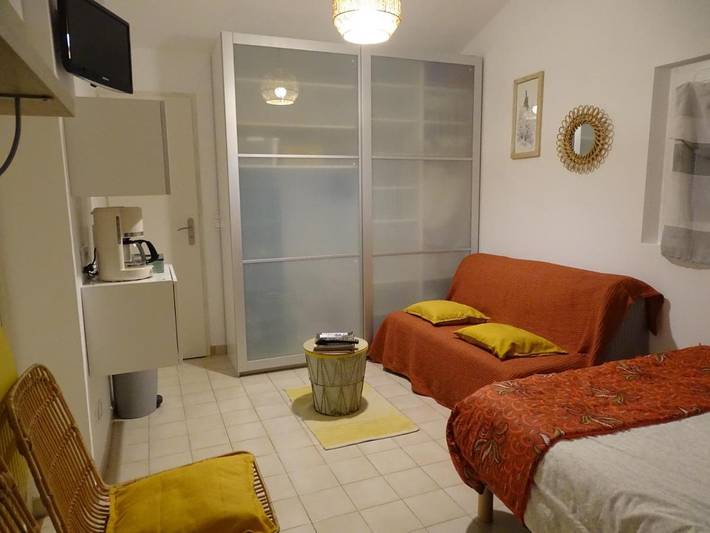 Chambre d’hôte pour 2 personnes, avec terrasse ainsi que jardin et piscine