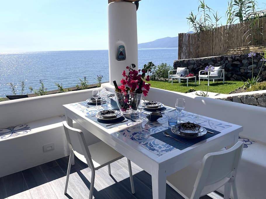 Villa Maris - accesso diretto alla spiaggia in Santa Marina Salina, Salina