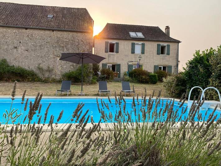 Location de vacances pour 2 personnes, avec vue ainsi que piscine et jardin à La Bachellerie - 2