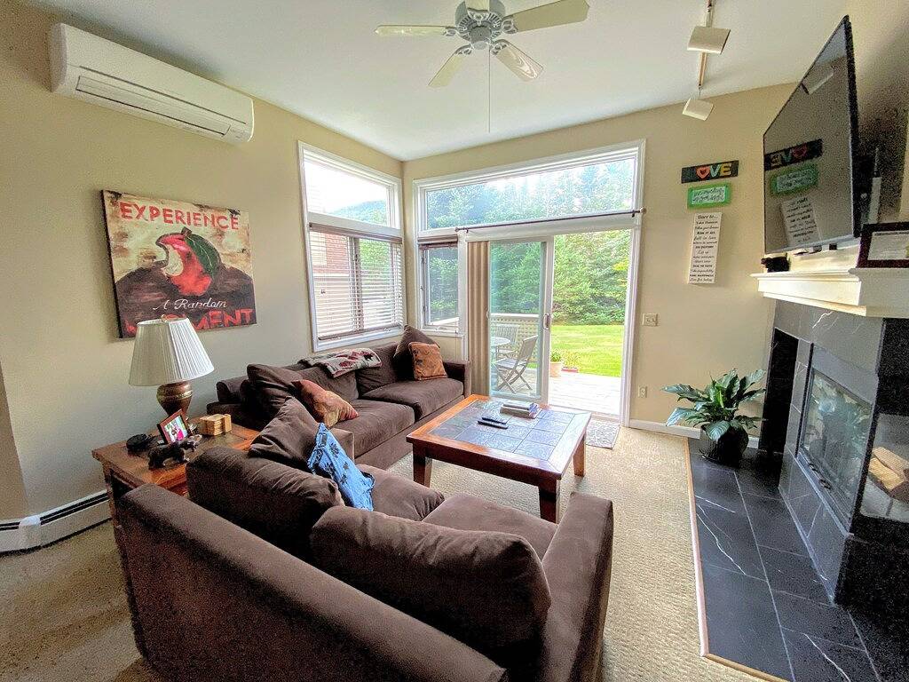 Klimatisiertes und wunderschön eingerichtetes Fairway Village Townhome, nur einen kurzen Spaziergang vom Mount Washington Hotel entfernt! Im Herzen von Bretton Woods und den White Mountains, mit Shuttle zum Skifahren und einer kurzen Fahrt zu unzählige... in Bretton Woods, Carroll