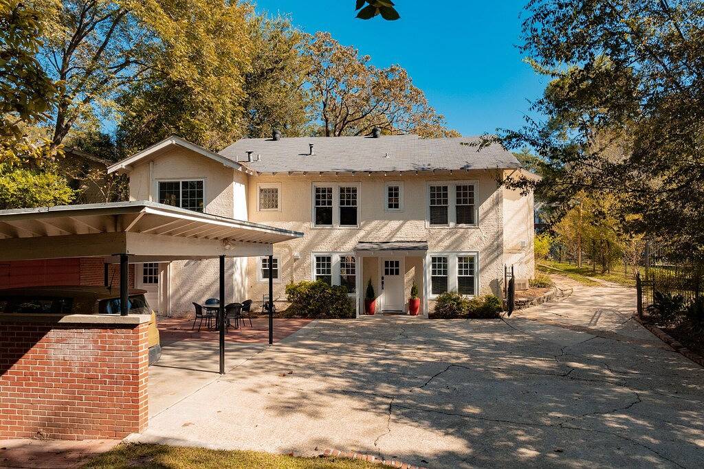 Belhaven Arts Hideaway: 1927 craftsman guest suite featuring local artists in Jackson, Hinds County