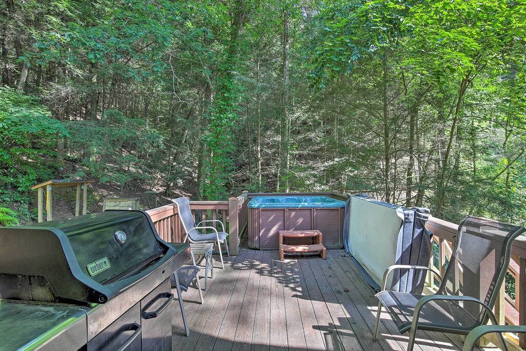 Waterfront Cabin w/ Beautiful River View & Hot Tub in Cherry Log, Chattahoochee National Forest