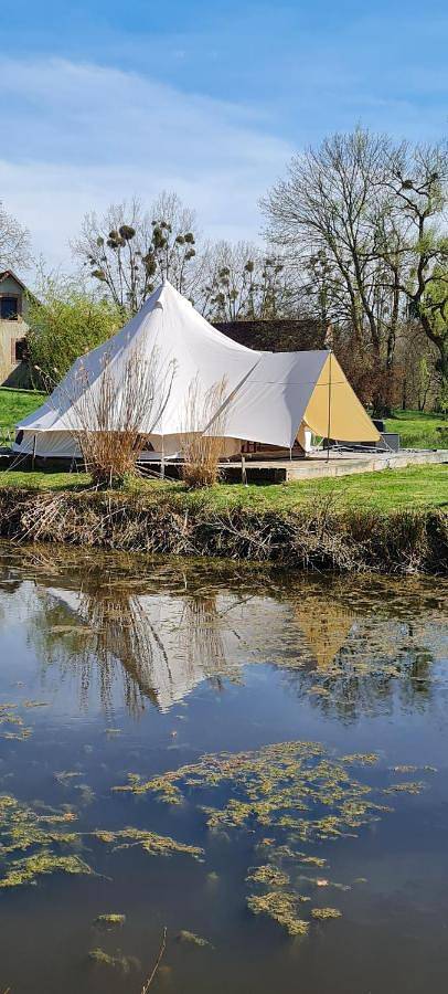 Tente pour 4 personnes, avec vue ainsi que terrasse et jardin dans Orne