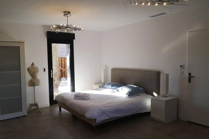 Location de vacances pour 10 personnes, avec terrasse ainsi que jardin et jacuzzi à Saint-Génis-des-Fontaines - 3