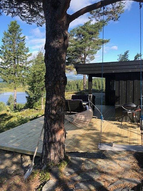 Handgefertigte Hütte am See auf dem Golsfjellet in Gol