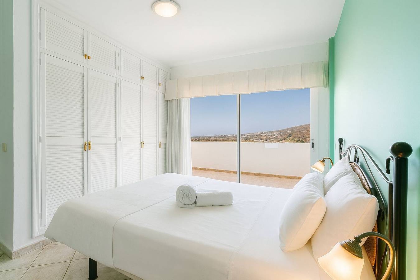Apartamento entero, Apartamento de vacaciones 'Roque Del Conde Sunset View' con vistas al mar, piscina y Wi-Fi in Adeje, Tenerife Sur