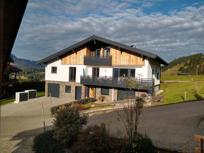 Ferienwohnung für 3 Personen, mit Balkon und Terrasse sowie Garten in Riezlern