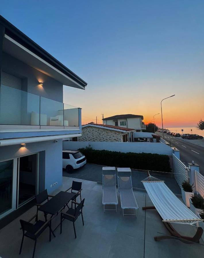 Casa vacanza per 10 persone, con Balcone e Terrazza nonché Giardino e Panorama a Montemarciano