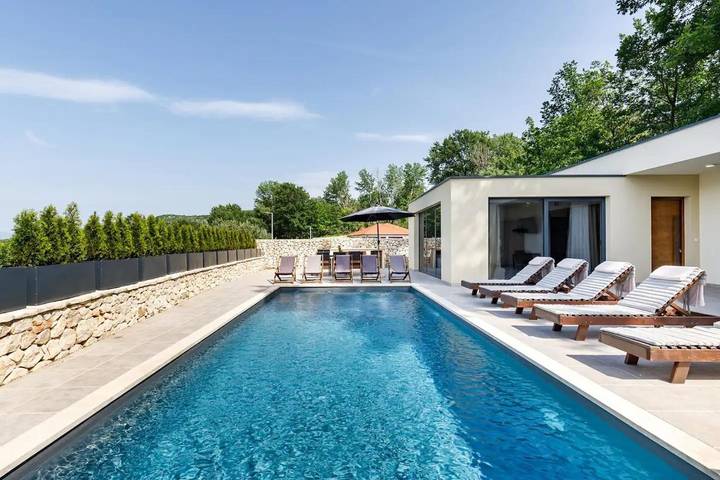 Location de vacances pour 8 personnes, avec piscine ainsi que jardin et vue dans Međugorje