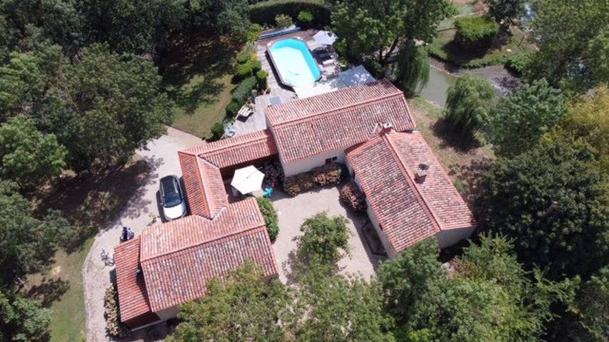 Gîte pour 4 personnes, avec piscine et jacuzzi ainsi que terrasse et jardin au Parc Naturel Régional du Marais poitevin - 2