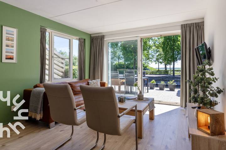 Ganze Wohnung, Modernes, geräumiges Apartment für 4 Personen mit Bootssteg in der Nähe von Giethoorn in Nationalpark Weerribben-Wieden