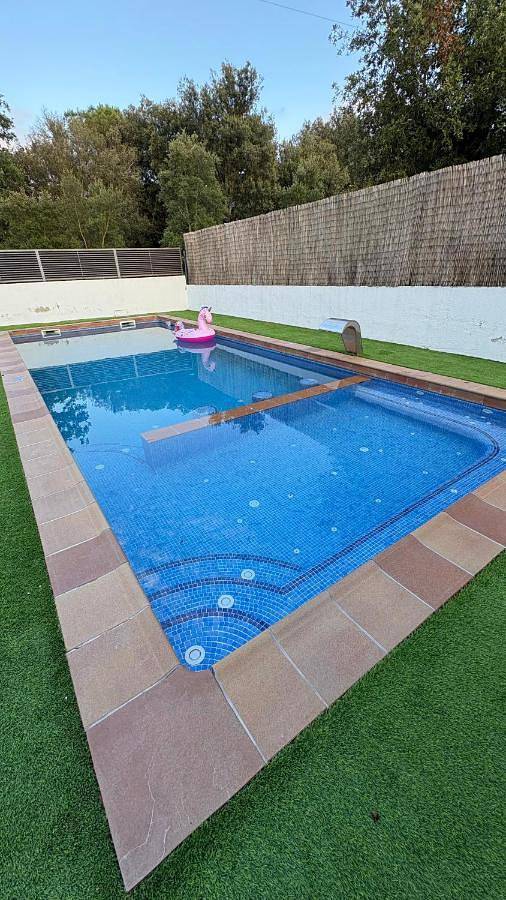 Apartamento para 7 personas, con jacuzzi y jardín además de terraza y piscina en Llagostera