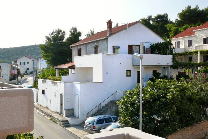 Ganze Wohnung, 1-Zimmer-Ferienwohnung mit Terrasse und Meerblick Postira, Brac -a in Postira, Brac
