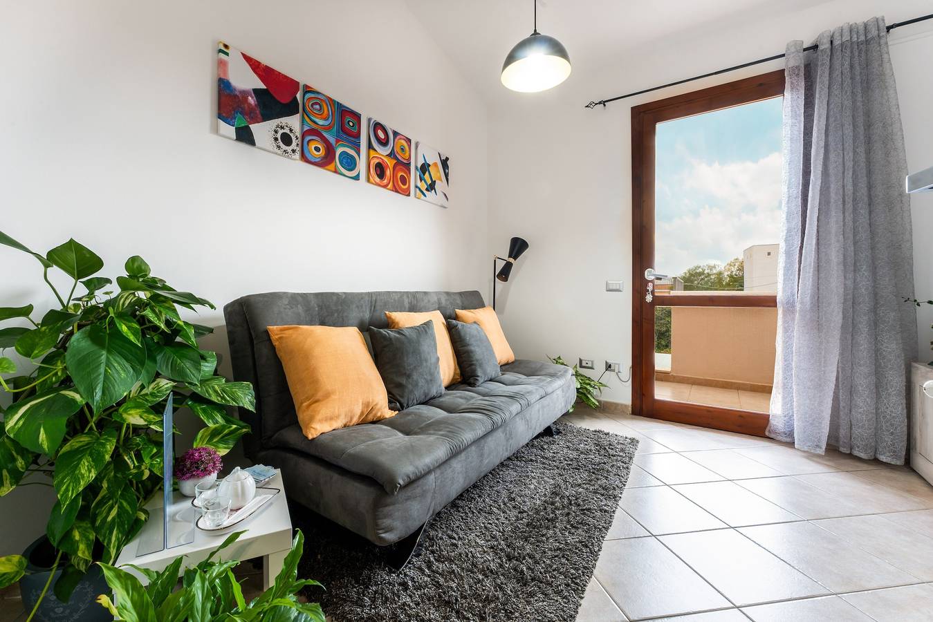 Entire apartment, Apartment 'Bijou Holiday Home' with Shared Terrace, Wi-Fi and Air Conditioning in Sant'Andrea (Cagliari), Campidano