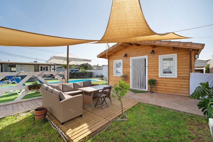 Maison de vacances "Villa Fuego" avec piscine partagée, terrasse privée et Wi-Fi in Chiclana de la Frontera, Costa de la Luz