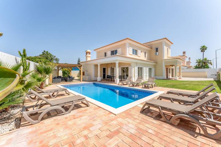 Villa for 10 people, with balcony and garden in Albufeira