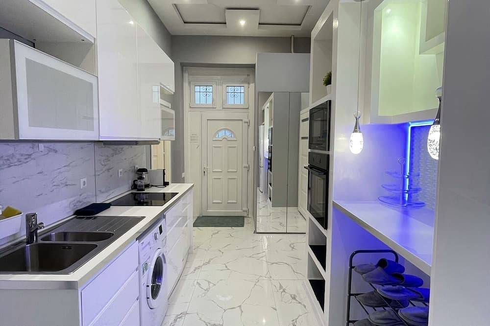 Entire apartment, Deluxe Sapphire Residency - 4 Bedrooms in Budapest, Central Hungary