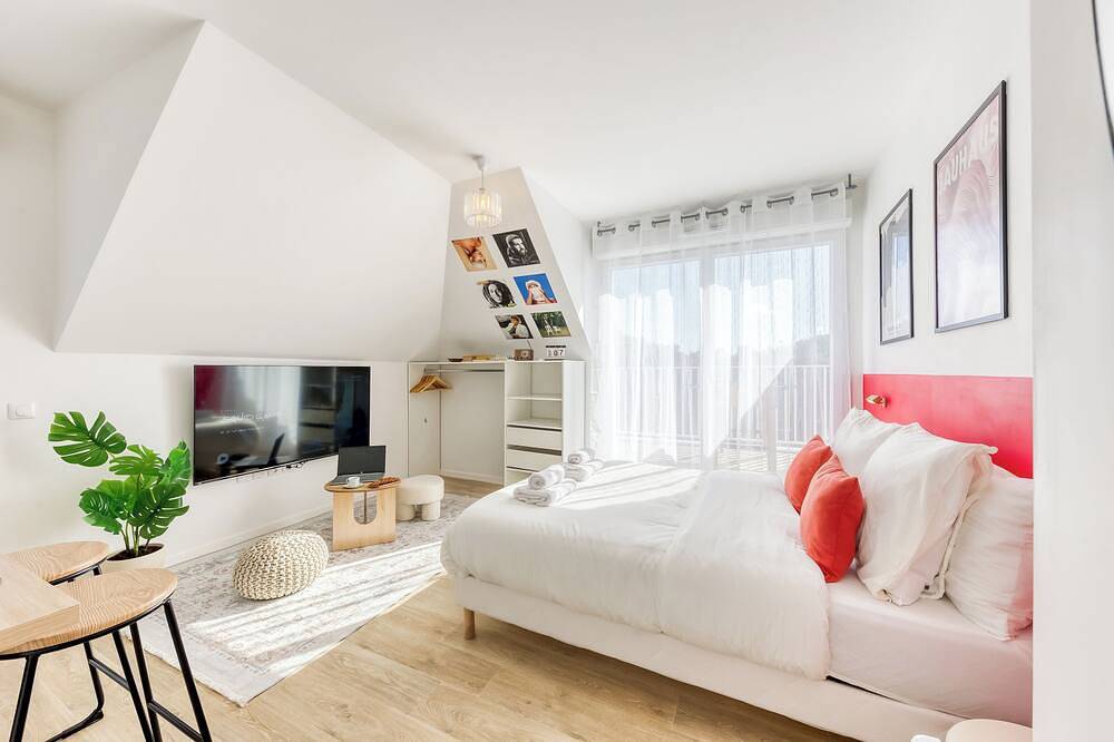 Entire apartment, Bauhaus Suite. Near Paris 5 min. Terrace. Netflix. in Bobigny, Seine-Saint-Denis