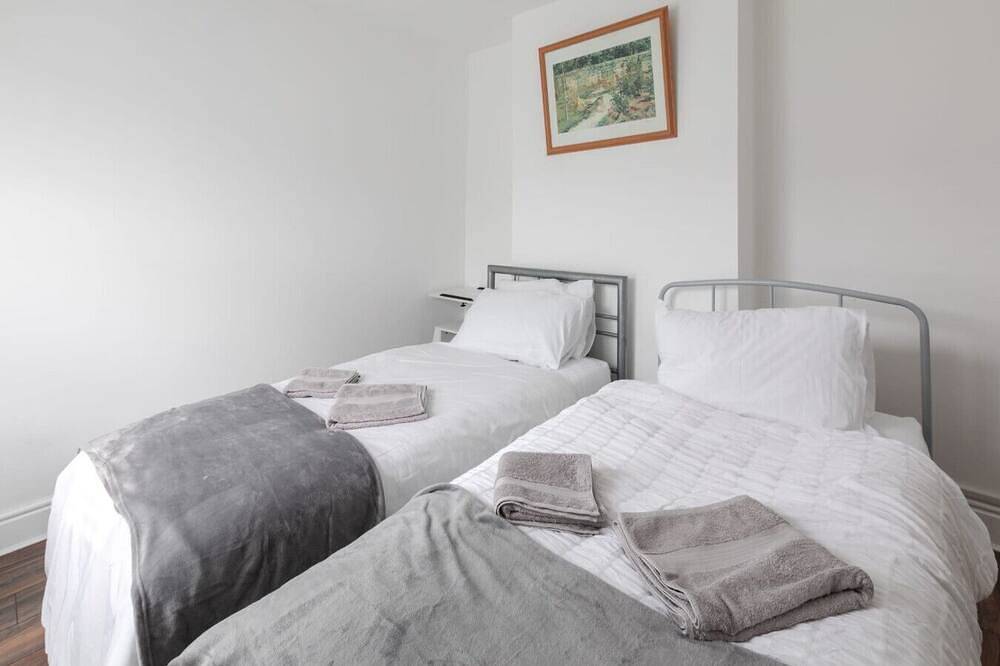 Modern 3-bed house in Portsmouth near transport & stadium - free parking included in Portsmouth, Südostengland