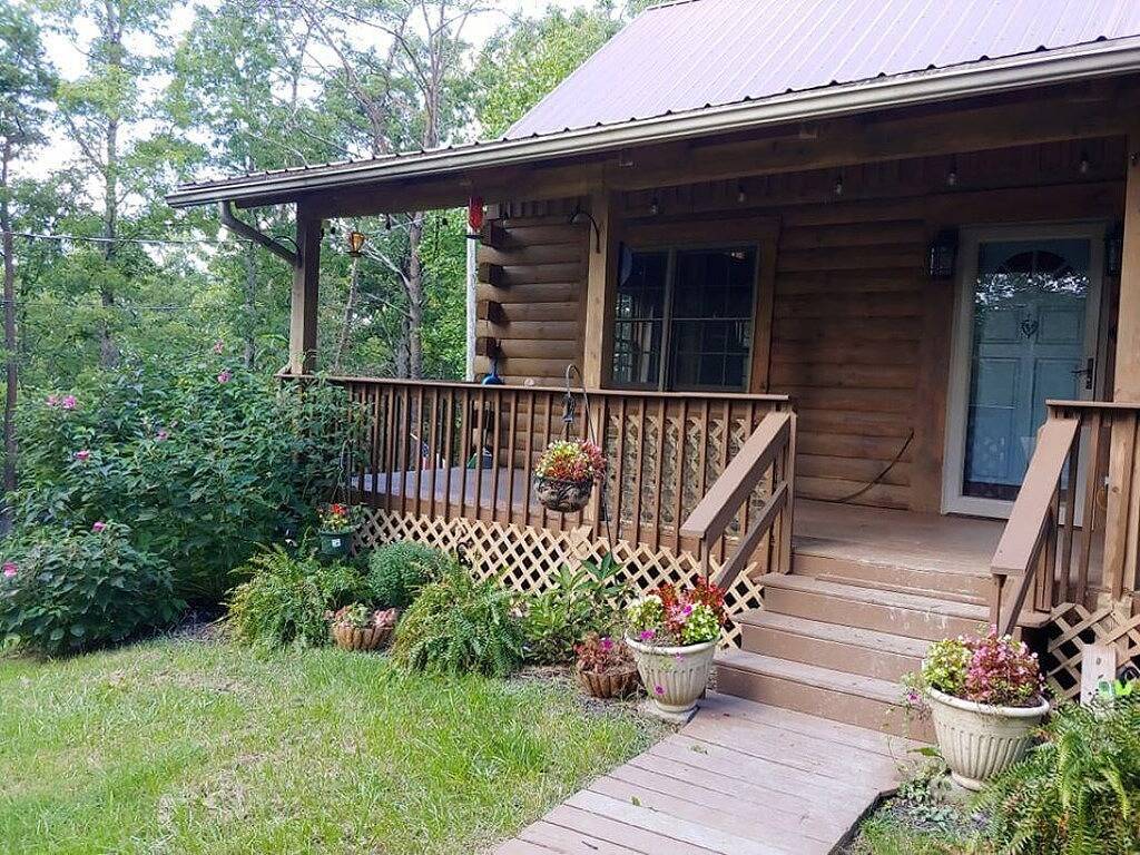 Sits on 8 private Acres, hiking trails at this secluded chalet! Wi-Fi, Hot Tub in Daniel Boone National Forest