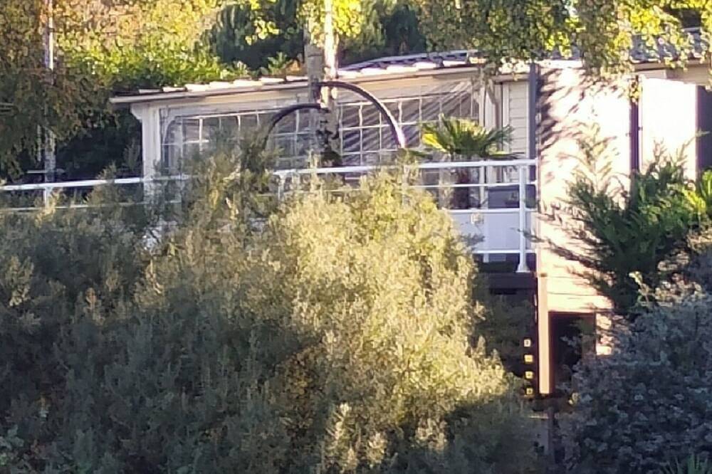 Mobile home with secure terrace. Magnificent view of the lake. All comfort in Sainte-Gemme, Saintes und Umgebung