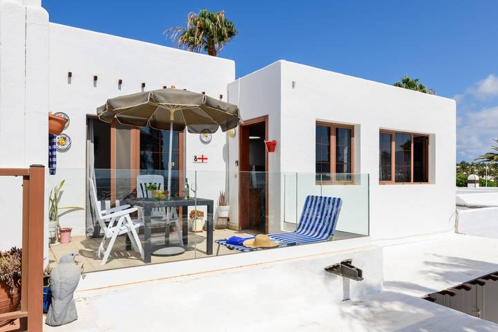 Ganze Wohnung, Apartment "Puerto Chico 8" mit Meerblick, gemeinschaftlich genutztem Pool, Terrasse und Wlan in Playa Blanca, Yaiza