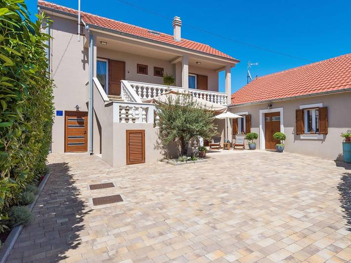 Ferienhaus für 7 Personen, mit Balkon in Privlaka