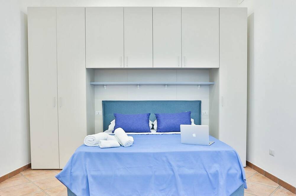 Ganze Wohnung, Guesthost - Charming 60 sqm apartment, ideal for up to 3 people, located on the first floor of a building without an elevator.The property is located in Pozzuoli, in a strategic position that allows easy access to the city center and the metro and train in Pozzuoli, Neapel Provinz
