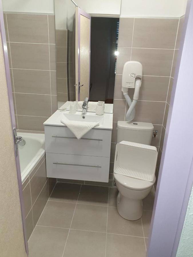 Hôtel pour 2 personnes, avec vue ainsi que jardin et piscine, animaux acceptés à Laroque-d'Olmes - 2