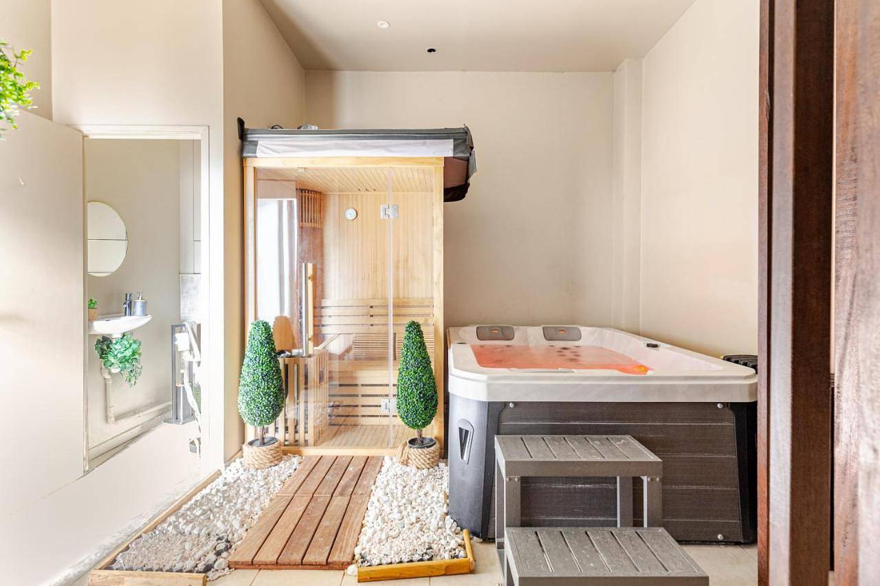 Appartement entier, Duplex Luxe - Sauna & Jacuzzi Privatif in Montrouge, Hauts-de-Seine