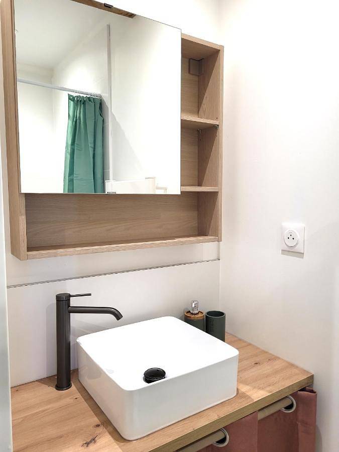 Location de vacances pour 6 personnes, avec vue ainsi que jardin et piscine à Tourbes - 2